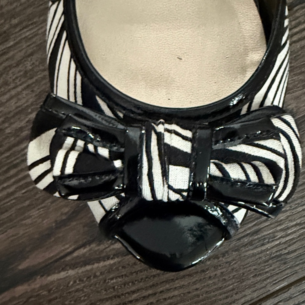 Anne Klein NWT Nifty Black and Cream Peep-Toe Flats with Knot Detail 8.5 - Picture 8 of 8
